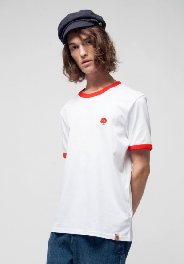 Kaos Polos dengan Aksen Warna Kontras